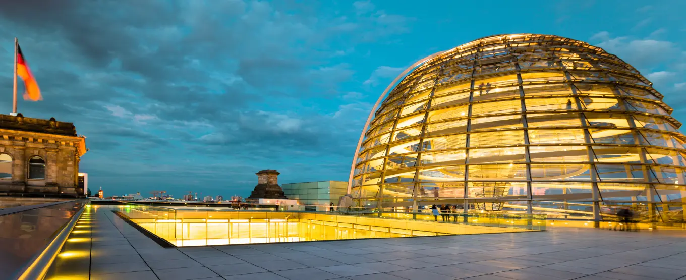 Beleuchtetes Reichstagsgebäude in Berlin
